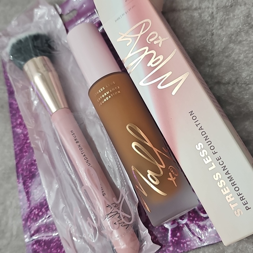 Mally XO Stress Less Foundation In Deep & Stippling Foundation Brush Set